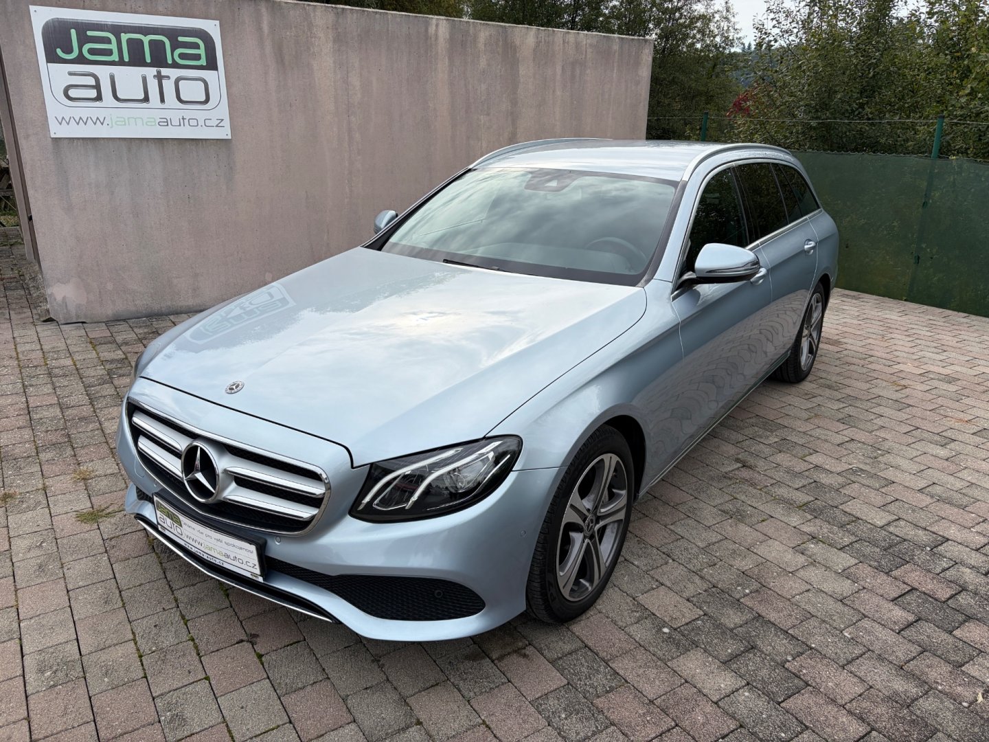 Mercedes-Benz Třídy E E400 245kW 4MATIC TAŽNÉ NAVI